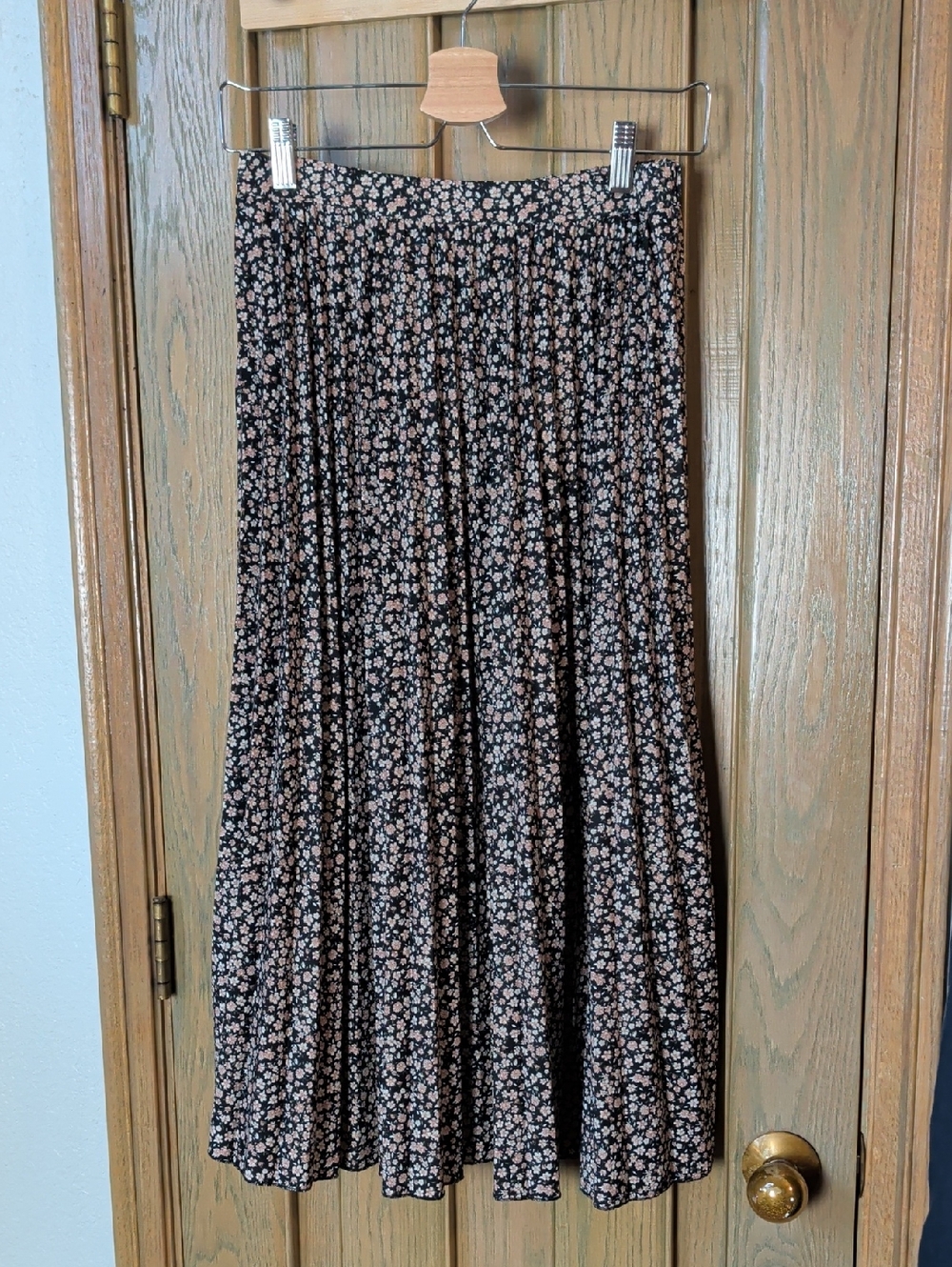 American Eagle Women’s Black Floral Pleated Midi Skirt